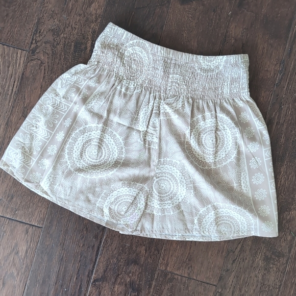 Comfy beach Shorts in Tan Mandala Print - Picture 2 of 8